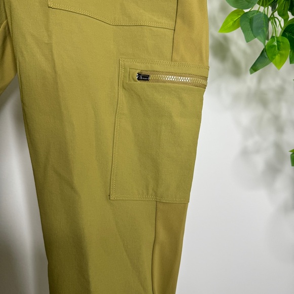 NWT Athleta Headlands Hybrid Cargo II Tight size 8 982353-05 NEW - Picture 9 of 14
